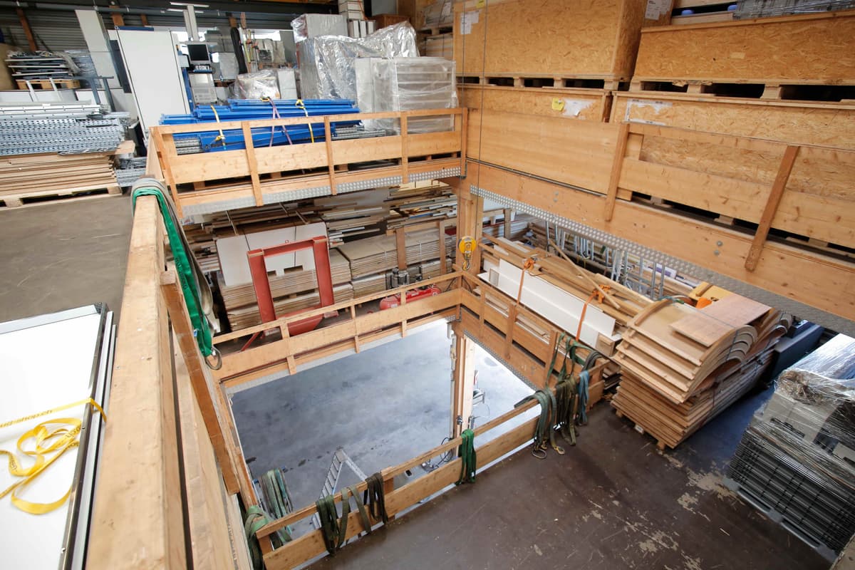 Innenansicht der Lagerhalle mit Paletten