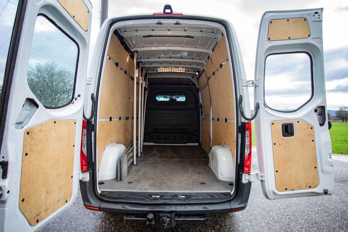 Mercedes Sprinter Lieferwagen Laderaum Innenansicht
